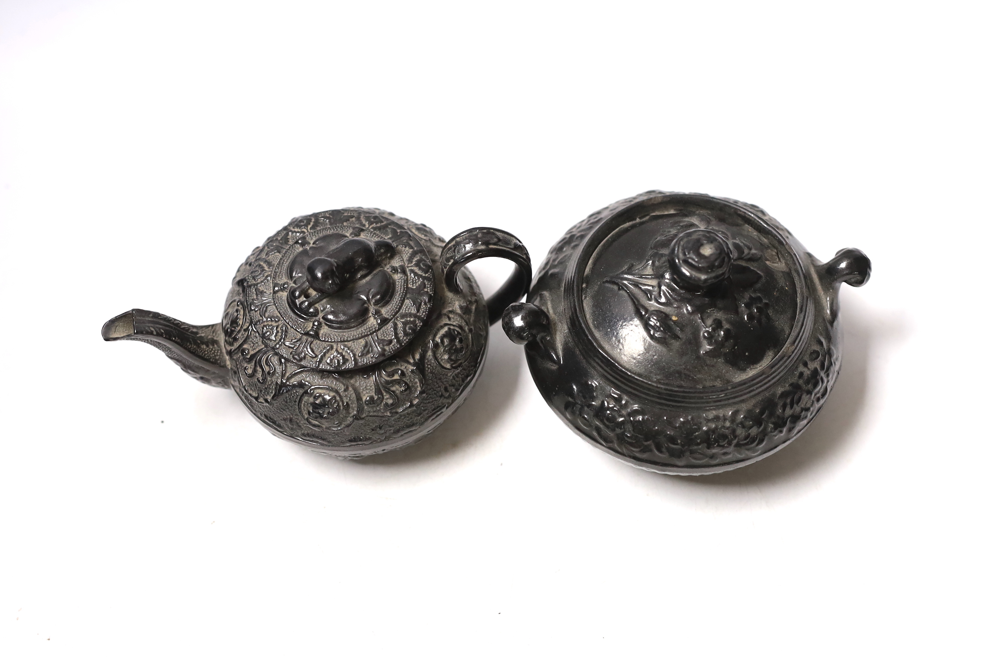 A Jackfield type Staffordshire teapot and lidded bowl, largest 17cm wide
